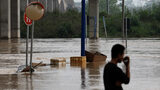 Снимка на деня: Тежки наводнения заплашват десетки милиони в Южен Китай
