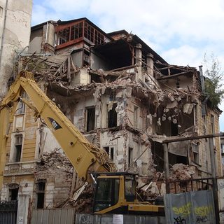 Разрушаване къщата на Димитър Съселов. Източник: stara-sofia.blogspot.com