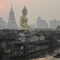 Снимка на деня: Гигантска статуя на Буда се вижда сред замърсения въздух в Банкок