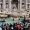 Снимка на деня: Еко-активисти изсипаха въглища във водата на фонтана Треви в Рим