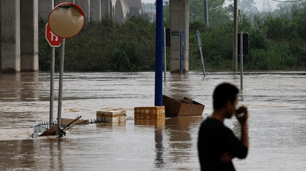 Снимка на деня: Тежки наводнения заплашват десетки милиони в Южен Китай